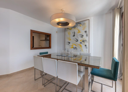 ELEGANTE TRÍPLEX MEDITERRÁNEO CON VISTAS PANORÁMICAS EN LOS ALTOS DE LOS MONTEROS, MARBELLA ESTE