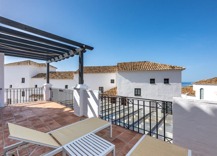 ELEGANTE TRÍPLEX MEDITERRÁNEO CON VISTAS PANORÁMICAS EN LOS ALTOS DE LOS MONTEROS, MARBELLA ESTE