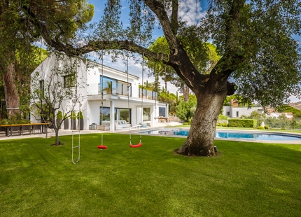 REFINED MEDITERRANEAN VILLA WITH PANORAMIC SEA VIEWS IN EL MADROÑAL