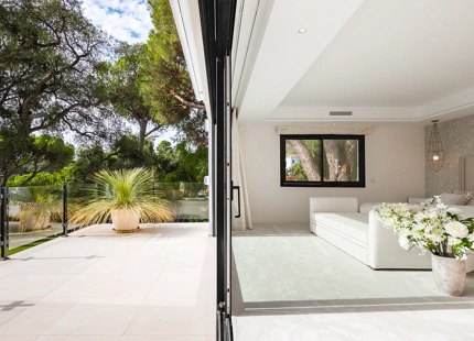REFINED MEDITERRANEAN VILLA WITH PANORAMIC SEA VIEWS IN EL MADROÑAL