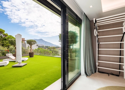 REFINED MEDITERRANEAN VILLA WITH PANORAMIC SEA VIEWS IN EL MADROÑAL