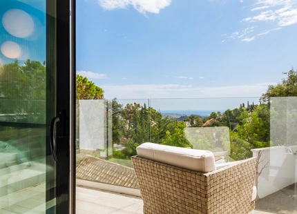 REFINED MEDITERRANEAN VILLA WITH PANORAMIC SEA VIEWS IN EL MADROÑAL