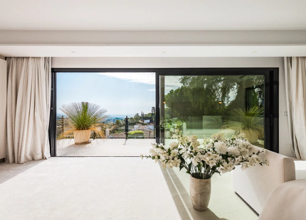 REFINED MEDITERRANEAN VILLA WITH PANORAMIC SEA VIEWS IN EL MADROÑAL