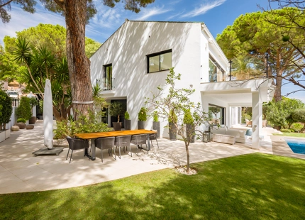 REFINED MEDITERRANEAN VILLA WITH PANORAMIC SEA VIEWS IN EL MADROÑAL