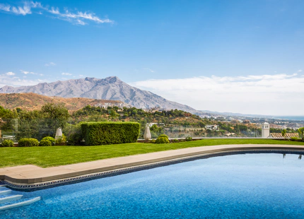 REFINED MEDITERRANEAN VILLA WITH PANORAMIC SEA VIEWS IN EL MADROÑAL