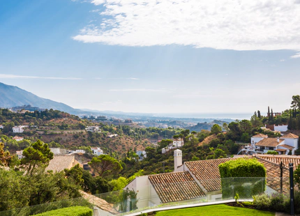 REFINED MEDITERRANEAN VILLA WITH PANORAMIC SEA VIEWS IN EL MADROÑAL