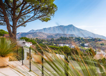 REFINED MEDITERRANEAN VILLA WITH PANORAMIC SEA VIEWS IN EL MADROÑAL
