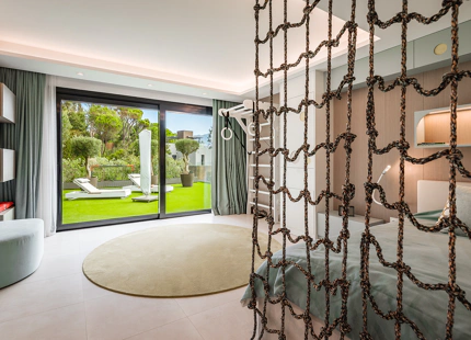 REFINED MEDITERRANEAN VILLA WITH PANORAMIC SEA VIEWS IN EL MADROÑAL