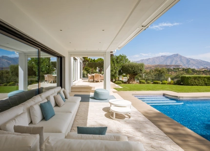 REFINED MEDITERRANEAN VILLA WITH PANORAMIC SEA VIEWS IN EL MADROÑAL