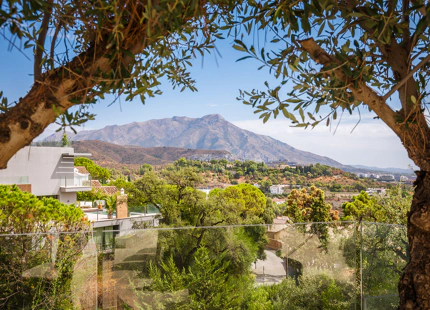 REFINED MEDITERRANEAN VILLA WITH PANORAMIC SEA VIEWS IN EL MADROÑAL