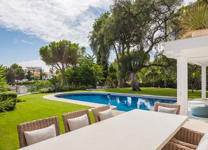 REFINED MEDITERRANEAN VILLA WITH PANORAMIC SEA VIEWS IN EL MADROÑAL