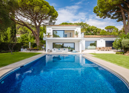 REFINED MEDITERRANEAN VILLA WITH PANORAMIC SEA VIEWS IN EL MADROÑAL