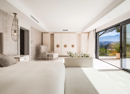 REFINED MEDITERRANEAN VILLA WITH PANORAMIC SEA VIEWS IN EL MADROÑAL