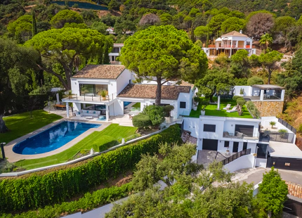 REFINED MEDITERRANEAN VILLA WITH PANORAMIC SEA VIEWS IN EL MADROÑAL