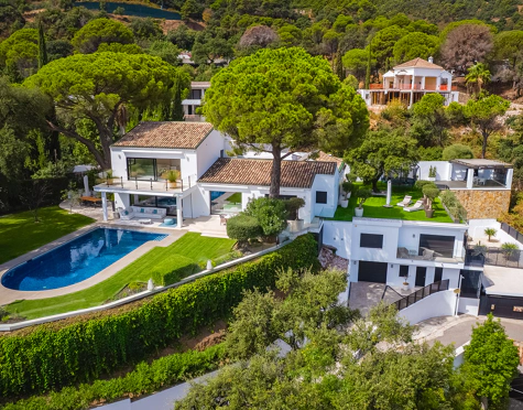 Villa for sale in El Madroñal, Benahavis