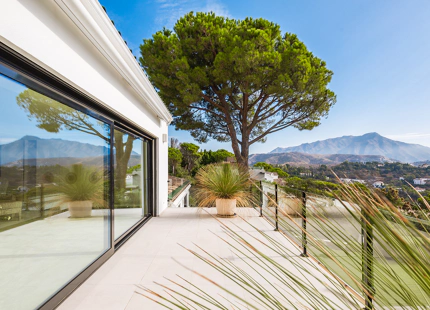 REFINED MEDITERRANEAN VILLA WITH PANORAMIC SEA VIEWS IN EL MADROÑAL
