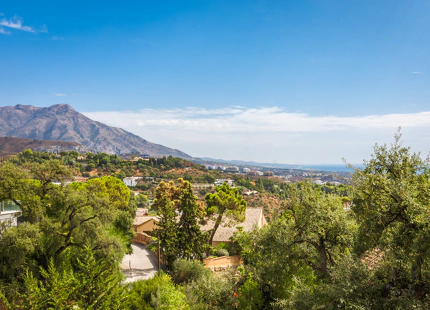 REFINED MEDITERRANEAN VILLA WITH PANORAMIC SEA VIEWS IN EL MADROÑAL