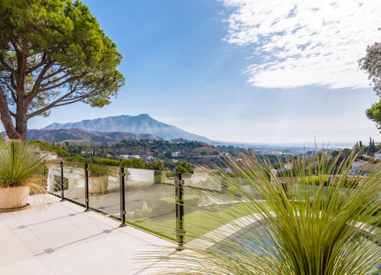 REFINED MEDITERRANEAN VILLA WITH PANORAMIC SEA VIEWS IN EL MADROÑAL