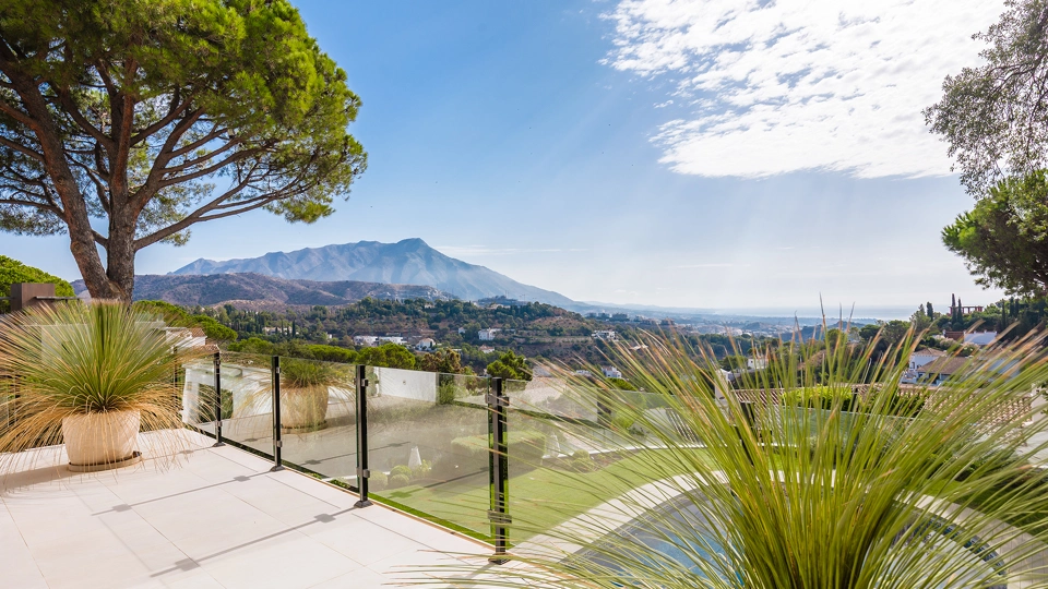 Villa for sale in El Madroñal, Benahavis