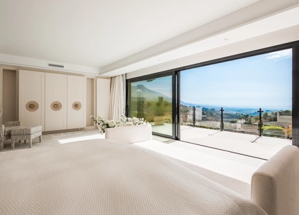 REFINED MEDITERRANEAN VILLA WITH PANORAMIC SEA VIEWS IN EL MADROÑAL