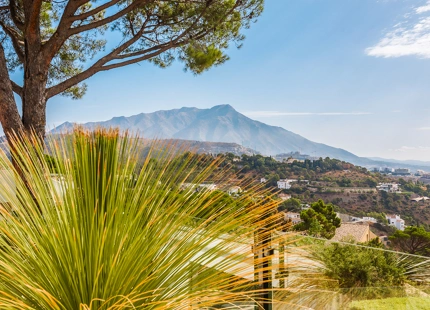 REFINED MEDITERRANEAN VILLA WITH PANORAMIC SEA VIEWS IN EL MADROÑAL