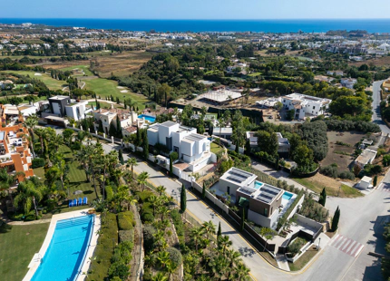 CONTEMPORARY LUXURY VILLA WITH PANORAMIC SEA VIEWS FOR SALE IN LOS FLAMINGOS, BENAHAVIS