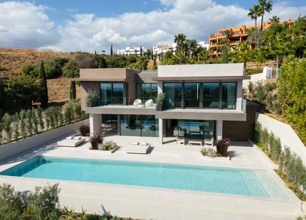 CONTEMPORARY LUXURY VILLA WITH PANORAMIC SEA VIEWS FOR SALE IN LOS FLAMINGOS, BENAHAVIS