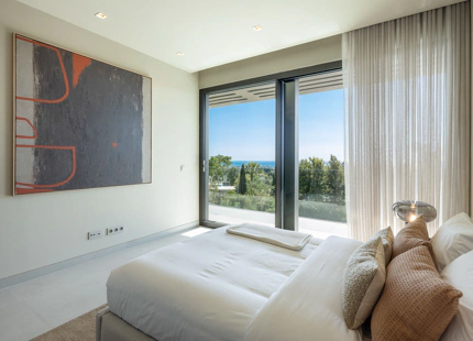 CONTEMPORARY LUXURY VILLA WITH PANORAMIC SEA VIEWS FOR SALE IN LOS FLAMINGOS, BENAHAVIS