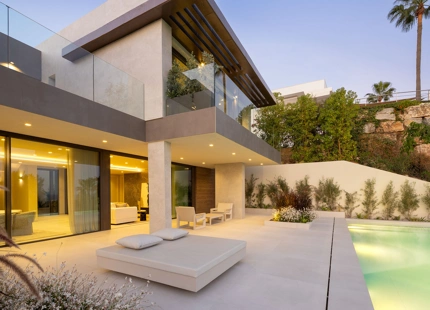 CONTEMPORARY LUXURY VILLA WITH PANORAMIC SEA VIEWS FOR SALE IN LOS FLAMINGOS, BENAHAVIS