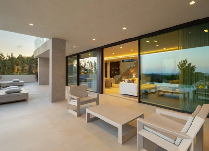 CONTEMPORARY LUXURY VILLA WITH PANORAMIC SEA VIEWS FOR SALE IN LOS FLAMINGOS, BENAHAVIS