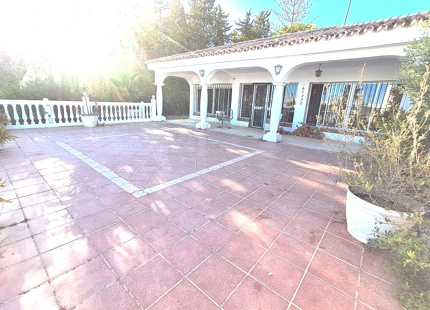 VILLA ANDALUZA CON GRAN POTENCIAL DE RENOVACIÓN EN VENTA EN ESTEPONA ESTE