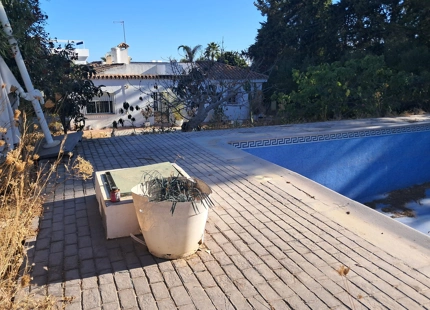 VILLA ANDALUZA CON GRAN POTENCIAL DE RENOVACIÓN EN VENTA EN ESTEPONA ESTE