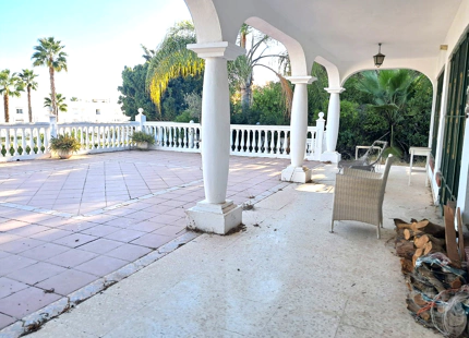 VILLA ANDALUZA CON GRAN POTENCIAL DE RENOVACIÓN EN VENTA EN ESTEPONA ESTE