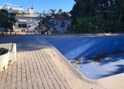 VILLA ANDALUZA CON GRAN POTENCIAL DE RENOVACIÓN EN VENTA EN ESTEPONA ESTE
