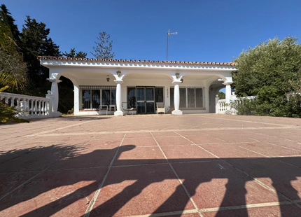 VILLA ANDALUZA CON GRAN POTENCIAL DE RENOVACIÓN EN VENTA EN ESTEPONA ESTE
