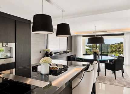 VILLA TRANQUILA EN PRIMERA LÍNEA DE GOLF EN VENTA EN NUEVA ANDALUCÍA