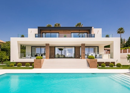 VILLA TRANQUILA EN PRIMERA LÍNEA DE GOLF EN VENTA EN NUEVA ANDALUCÍA