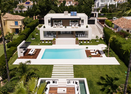 VILLA TRANQUILA EN PRIMERA LÍNEA DE GOLF EN VENTA EN NUEVA ANDALUCÍA