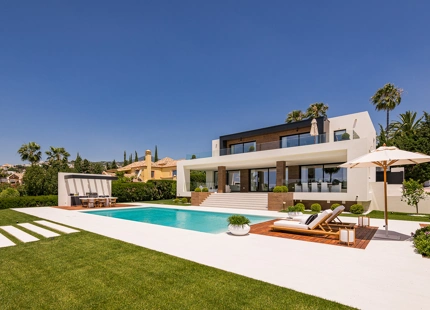 VILLA TRANQUILA EN PRIMERA LÍNEA DE GOLF EN VENTA EN NUEVA ANDALUCÍA