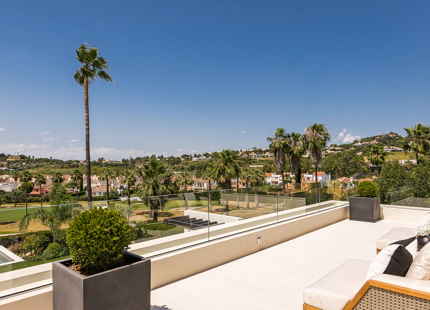 VILLA TRANQUILA EN PRIMERA LÍNEA DE GOLF EN VENTA EN NUEVA ANDALUCÍA