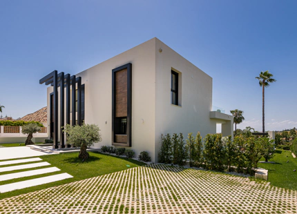 VILLA TRANQUILA EN PRIMERA LÍNEA DE GOLF EN VENTA EN NUEVA ANDALUCÍA