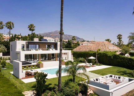 VILLA TRANQUILA EN PRIMERA LÍNEA DE GOLF EN VENTA EN NUEVA ANDALUCÍA