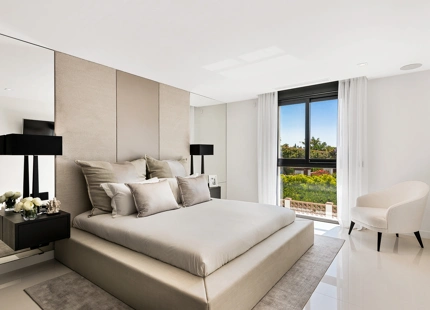 VILLA TRANQUILA EN PRIMERA LÍNEA DE GOLF EN VENTA EN NUEVA ANDALUCÍA