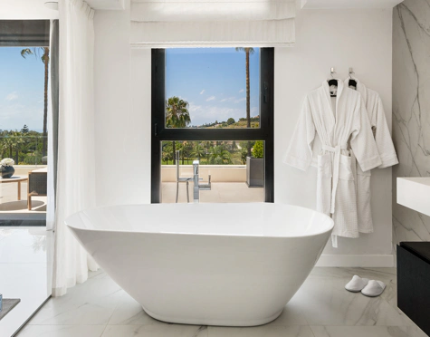 Villa en venta en Los Naranjos Golf, Nueva Andalucia