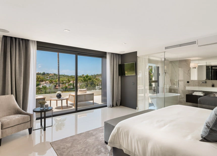 VILLA TRANQUILA EN PRIMERA LÍNEA DE GOLF EN VENTA EN NUEVA ANDALUCÍA
