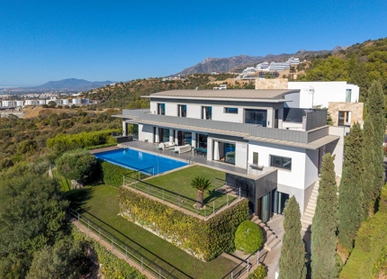 CONTEMPORARY VILLA WITH PANORAMIC SEA AND MOUNTAIN VIEWS IN LOS ALTOS DE LOS MONTEROS