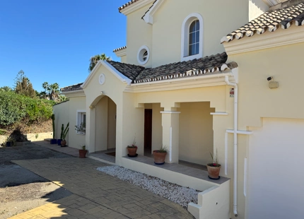 VILLA FAMILIAR EN VENTA EN ESTEPONA ESTE
