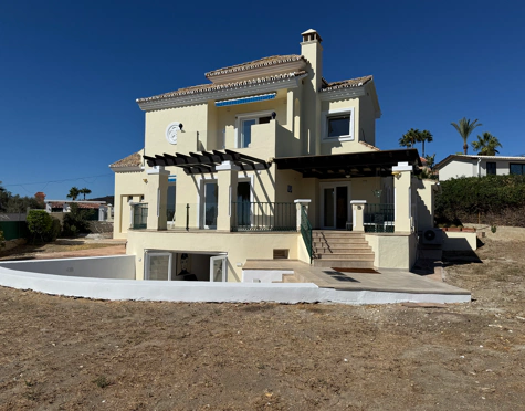 Villa for sale in Puerto Romano, Estepona East