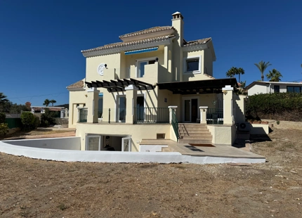 VILLA FAMILIAR EN VENTA EN ESTEPONA ESTE