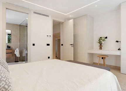 VILLA MEDITERRÁNEA CONTEMPORÁNEA CERCA DEL CLUB DE GOLF GUADALMINA Y LA PLAYA